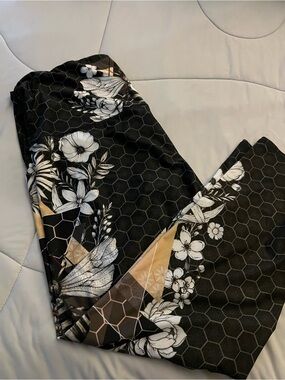Yoga Democracy Black Floral Hex-Print Leggings